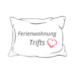 Kissen mit rotem Herz und der Aufschrift „Ferienwohnung Trifts“