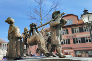 Der Eselbrunnen in Wangen mit vielen Figuren, die man betrachten und drehen kann