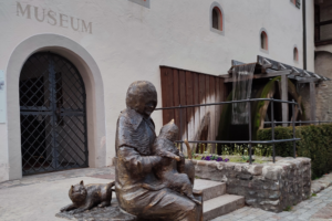 Bronzefigur von Maria Neff vor dem Städtischen Museum in Wangen