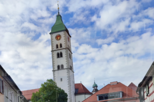 Der Blick auf die St. Martinskirche vom Saumarkt in Wangen im Allgäu