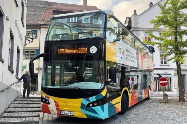 Der offene Shuttle Bus, der 2024 während der Landesgartenschau durch die enge Altstadt von Wangen gefahren ist