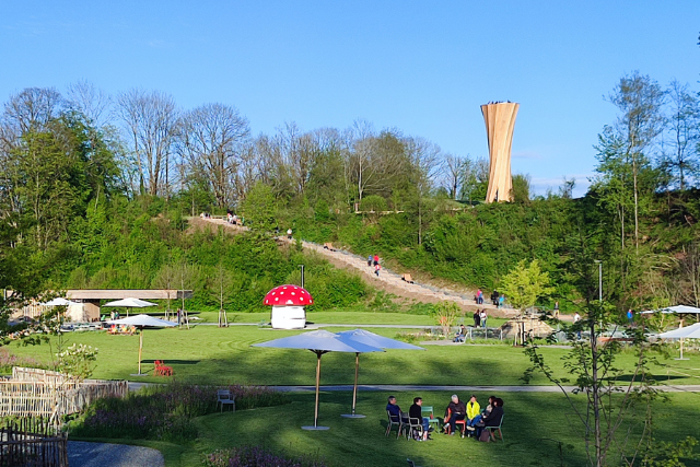 Einer der vier "Milchpilze" und der "Turm" auf der Landesgartenschau 2024