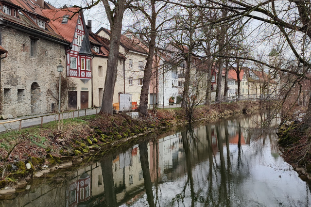 Argenufer mit Stadtmauer und der Oberen Argen im Vordergrund