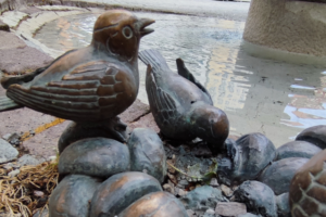 Spatzenbrunnen in Wangen mit kleinen Bronzefiguren