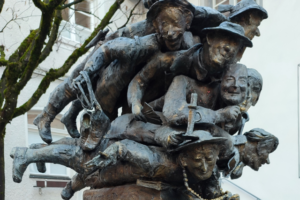 Der Brunnen „Die Verdruckten“ in Wangen im Allgäu