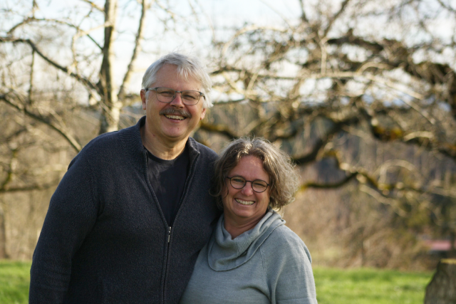 Gastgeber Uli und Ute Bernhart im Obstgarten