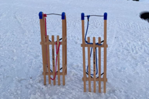 Zwei Schlitten, die im Winter ausgeliehen werden können