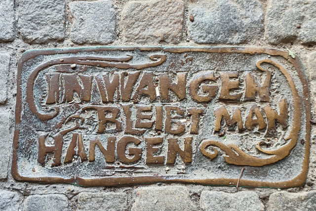 Bronzeplatte mit der Aufschrift "In Wangen bleibt man hangen"